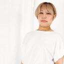 《無表情で撮影されるオンナ》