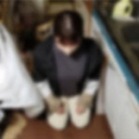 《【素人・人妻】昔はそれなりの資産家だった爺さんが返済してこなかったので自宅に行ったら、嫁がいたので爺さんが遠くから見てる中ハメ撮りしてきました。》