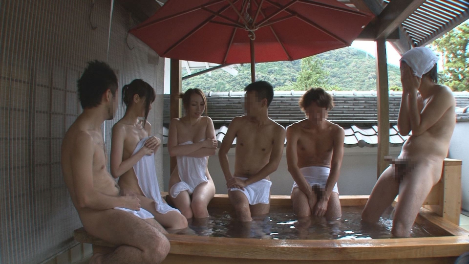 混浴風呂に入ったら二人連れの息抜旅行をしている人妻が二人居たので勃起チンポ見せつけてナンパしてヤラしてもらいました。